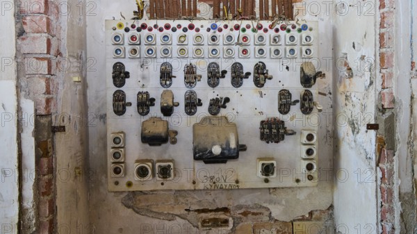 Lost Place, Alte Schalttafel mit bunten Knöpfen in einem verfallenden Raum, Caserma Avieri, Gefängnis, Konzentrationslager, Psychiatrische Klinik, Irrenanstalt, Lakki, Leros, Dodekanes, Griechische Inseln, Griechenland