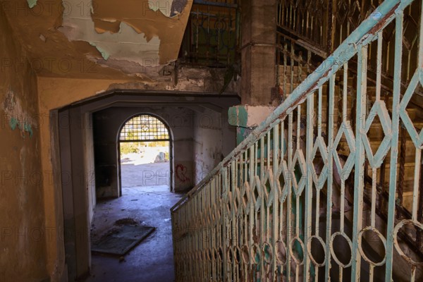 Lost Place, Verlassenes Treppenhaus mit Blick durchs Bogenfenster und abgenutztem Geländer, Caserma Avieri, Gefängnis, Konzentrationslager, Psychiatrische Klinik, Irrenanstalt, Lakki, Leros, Dodekanes, Griechische Inseln, Griechenland