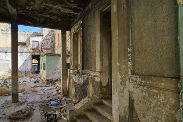 Lost Place, Blick auf die verfallene Außenseite mit zertrümmerten Fenstern, Caserma Avieri, Gefängnis, Konzentrationslager, Psychiatrische Klinik, Irrenanstalt, Lakki, Leros, Dodekanes, Griechische Inseln, Griechenland