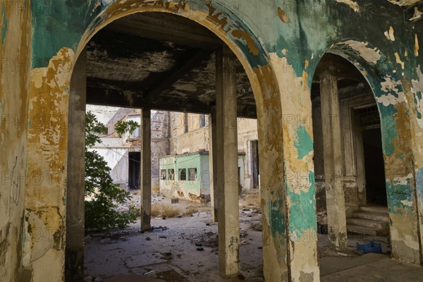 Lost Place, Durchblick durch Arkaden in einem maroden, verlassenen Innenraum, Caserma Avieri, Gefängnis, Konzentrationslager, Psychiatrische Klinik, Irrenanstalt, Lakki, Leros, Dodekanes, Griechische Inseln, Griechenland