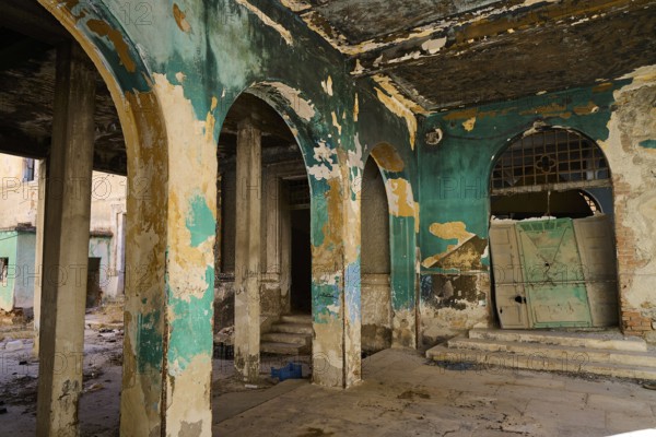 Lost Place, Verlassene Arkaden mit bunten Wänden im Inneren eines alten Gebäudes, Caserma Avieri, Gefängnis, Konzentrationslager, Psychiatrische Klinik, Irrenanstalt, Lakki, Leros, Dodekanes, Griechische Inseln, Griechenland