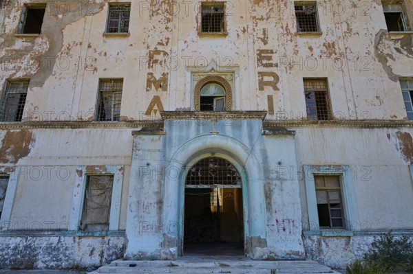 Lost Place, Der verlassene Haupteingang eines ehemals imposanten Gebäudes, Caserma Avieri, Gefängnis, Konzentrationslager, Psychiatrische Klinik, Irrenanstalt, Lakki, Leros, Dodekanes, Griechische Inseln, Griechenland