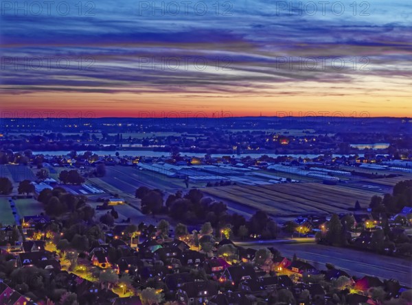 Hamburger Vier- und Marschlande bei Nacht. Im Vordergrund der Ortsteil Fünfhausen, im Hintergrund die Elbe. Luftaufnahme. Hamburg, Deutschland