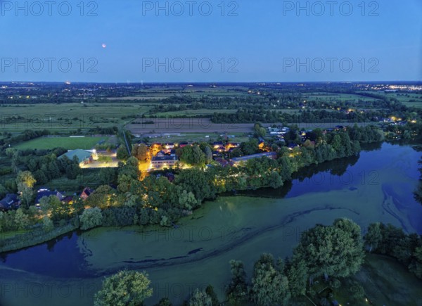 Blick auf Fünfhausen und den Sandbrack-See im Hamburger Ortsteil Kirchwerder bei Nacht. Im Osten geht der Blutmond auf. Luftaufnahme. Vier- und Marschlande, Hamburg, Deutschland