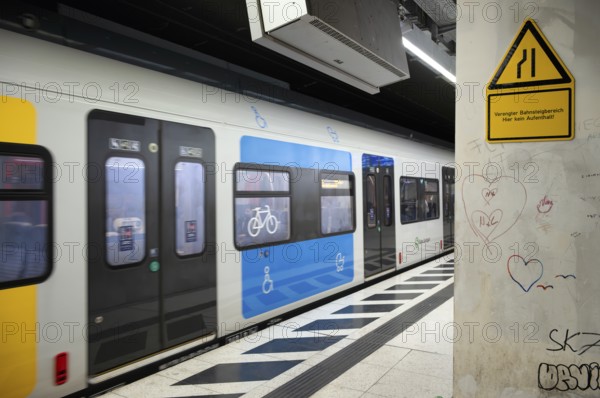 Schild Gefahrenzone, verengter Bahnsteigbereich, hier kein Aufenthalt, unterirdisch einfahrende S-Bahn, Zug, Baureihe 420 Generation 2025, Bahnsteig, Haltestelle, Bahnhof Hauptbahnhof, Graffiti, ÖPNV, Nahverkehr, Bewegungseffekt, Stuttgart, Baden-Württemberg, Deutschland