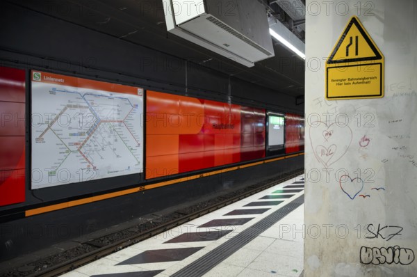 Schild Gefahrenzone, verengter Bahnsteigbereich, hier kein Aufenthalt, Bahnsteig, Haltestelle, Bahnhof Hauptbahnhof, Graffiti, Streckenplan, ÖPNV, Nahverkehr, Stuttgart, Baden-Württemberg, Deutschland