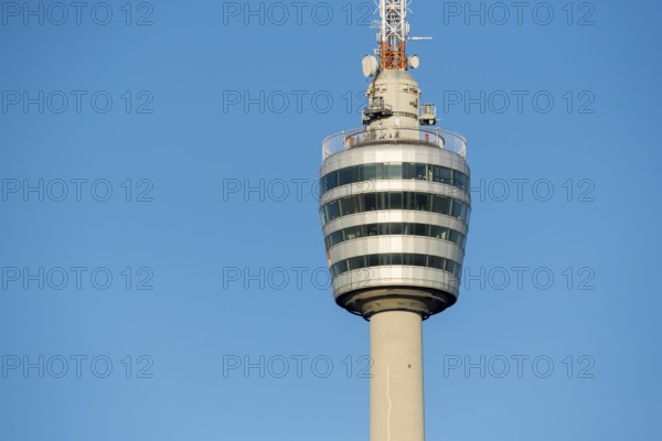 Moderner Fernsehturm vor klarem blauen Himmel, strukturelle Eleganz, Stuttgart-Degerloch, Baden-Württemberg, Deutschland