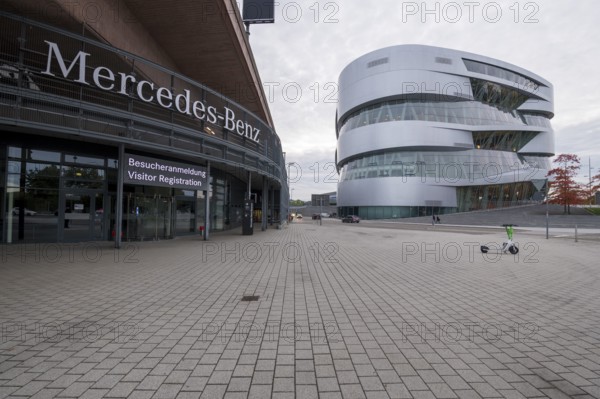 Moderne Architektur des Mercedes-Benz Museums mit fließenden Linien und Platten, Besucheranmeldung des Werks Stuttgart-Untertürkheim, Baden-Württemberg, Deutschland