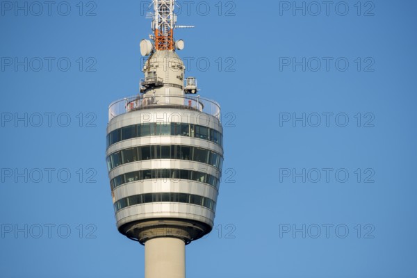 Detailaufnahme eines modernen Turms aus Glas und Metall vor blauem Himmel, Fernsehturm, Stuttgart-Degerloch, Baden-Württemberg, Deutschland