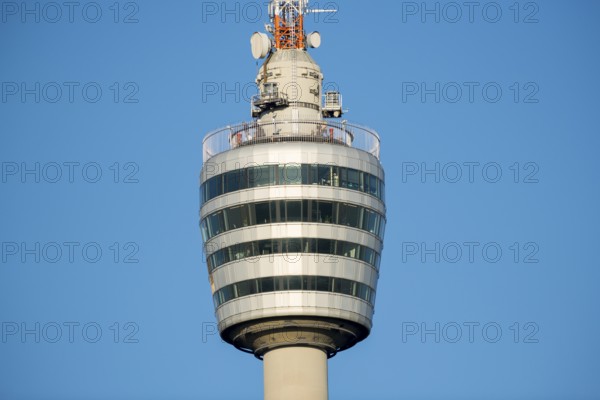 Architektonischer Fernsehturm mit Glas- und Metallelementen gegen blauen Himmel, Stuttgart-Degerloch, Baden-Württemberg, Deutschland