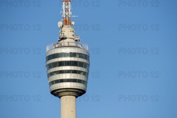 Nahaufnahme eines modernen Fernsehturms vor einem klaren blauen Himmel, Stuttgart-Degerloch, Baden-Württemberg, Deutschland