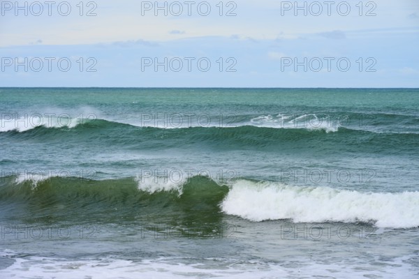 Türkisblaues Meer mit gleichmäßigen Wellen unter bewölktem Horizont, Kaka Point, Clutha District, Otago, Südinsel, Neuseeland