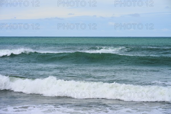 Tiefblaue, ruhige Wellen unter einem grauen Himmel am fernen Horizont, Kaka Point, Clutha District, Otago, Südinsel, Neuseeland