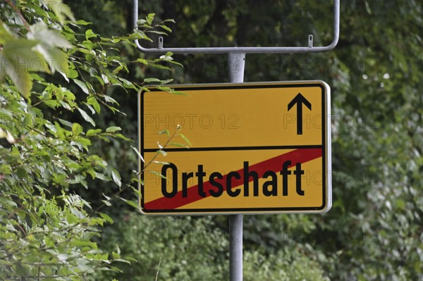 Instead of the usual place name sign, a replacement place name sign has been installed in the Burbach district of Würgendorf or Wasserscheide
