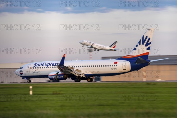 Sunexpress Boeing 737-800, lands, Air France Air France Hop, Embraer E170STD, takes off at Düsseldorf Airport, North Rhine-Westphalia, Germany