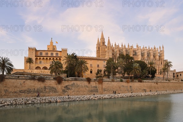La Seu Cathedral or Cathedral of St Mary and Almudaina Palace, Royal Palace of La Almudaina, Palma de Majorca, Majorca, Balearic Islands, Spain