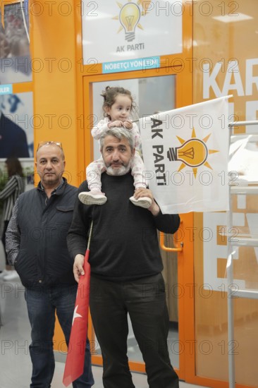 Gaziantep, Türkiye – May 28, 2023. Supporters of President Recep Tayyip Erdogan celebrate in the streets after his victory in the presidential election against rival Kemal Kiliçdaroglu. Erdogan received 52.18% of the vote in the runoff, securing his third presidential term, Gaziantep, Gaziantep, Türkiye