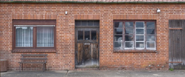View of the entrance area of an older residential building with a red brick workshop, Uenzen, Bruchhausen-Vilsen, Lower Saxony, Germany