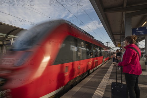 Regional train arriving at Nuremberg Central Station, Nuremberg, Middle Franconia, Bavaria, Germany