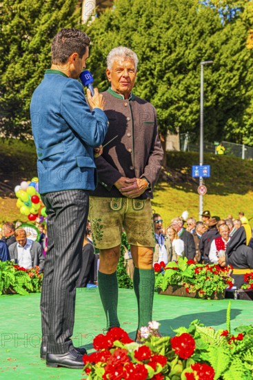 Bavarian Radio presenter Dominik Göbl in conversation with the Lord Mayor of the City of Munich Dieter horse-rider, Wiesnwirte Platzkonzert, Festwiese, Theresienwiese, Oktoberfest, Munich, Upper Bavaria, Bavaria, Germany