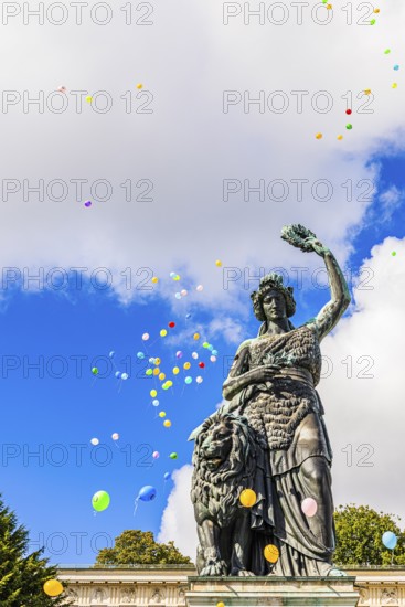 Colourful balloons rise high above the statue of Bavaria into the white-blue sky, grand finale of the Wiesnwirte Platzkonzert, Festwiese, Theresienwiese, Oktoberfest, Munich, Upper Bavaria, Bavaria, Germany
