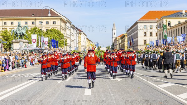 Marching band of the Teisnach volunteer fire brigade in Lower Bavaria, traditional traditional costume and rifle procession, Oktoberfest, Munich, Upper Bavaria, Bavaria, Germany