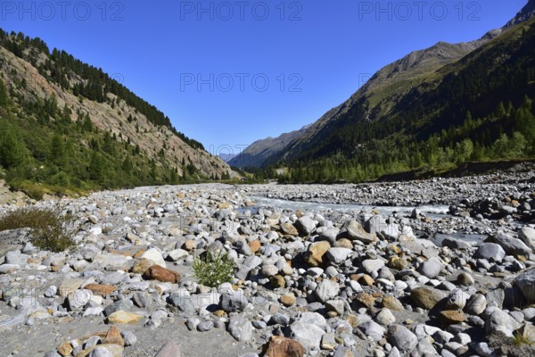 The Faggenbach (also known locally as the Fagge) rises from the Gepatsch glacier southeast of the Weißseespitze in the Ötztal Alps at around 2, 084 metres above sea level and flows through the Kaunertal in Tyrol, Austria