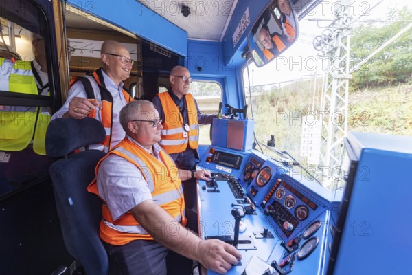 First test run on the new line between Wendlingen and the airport. Train driver Thomas Kayser with Winfried Hermann (MdL, Greens, Transport Minister BW) and Olaf Drescher (Project Manager of Stuttgart 21 and the DB Stuttgart-Ulm project) then inspected the construction progress at the new airport railway station. The new station is scheduled to go online at the end of 2026. Stuttgart, Baden-Württemberg, Germany