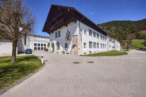 Vocational school for child care, primary and secondary school Bischofswiesen, buildings, streets, primary school, secondary school, mountains, coniferous forest, blue sky, cloudless, intersection Rathausplatz with Schulstraße, Bischofswiesen, district Berchtesgadener Land, Bavaria, Germany