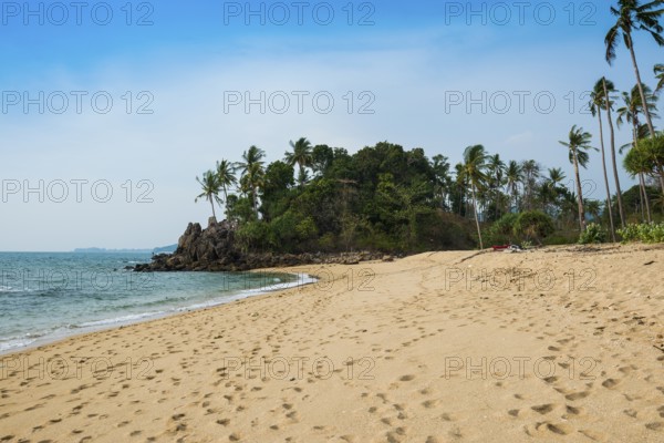 White sandy beach and coconut palms, Coconut Palm Beach, Sala Dan, Ko Lanta, Koh Lanta, Krabi Province, Southern Thailand, Andaman Sea, Thailand