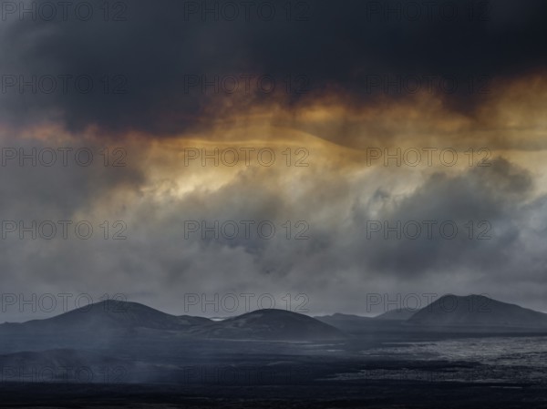 Lava, lava field, ash cloud, volcanic eruption, panorama, mountains, Sundhnúkur crater chain, July 2025, Reykjanes Peninsula, Iceland