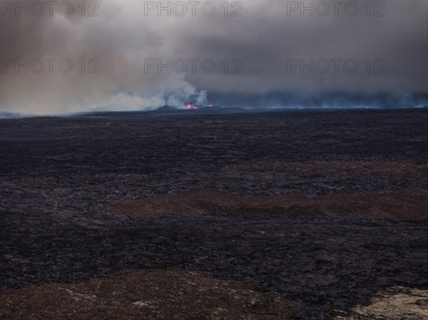 Lava, lava field, mountains, ash cloud, volcanic eruption, Sundhnúkur crater chain, July 2025, Reykjanes Peninsula, Iceland