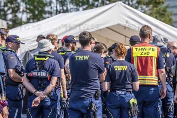 THW emergency services at a meeting of the water hazards section in Düsseldorf, during the major exercise FÜLEX25 of the THW, Federal Agency for Technical Relief, North Rhine-Westphalia, which lasts several days. Over 4 weekends, more than 3500 volunteers from the 127 North Rhine-Westphalia local associations practise many different operational scenarios