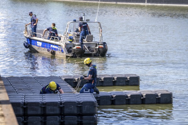 Construction of a floating platform with the jet-float system, this can be used as a work platform, jetty or bridge, water hazards specialist group, in Düsseldorf, at the major exercise FÜLEX25, lasting several days, of the THW, Federal Agency for Technical Relief, North Rhine-Westphalia, over 3500 volunteers from the 127 North Rhine-Westphalia local organisations practise many different deployment scenarios over 4 weekends