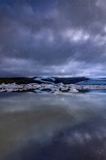 Ice floes, lake, shore, stones, glacier tongue behind, glacier, glacier lagoon, cloudy, summer, Fjallsarlon, Fjallsjökull, Vatnajökull National Park, Iceland
