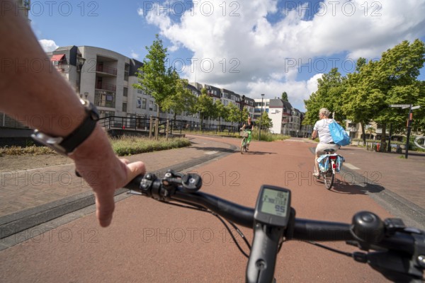 Cycling in the Dutch city of Houten, south of Utrecht, around 50, 000 people live here and work in the region, the traffic concept is consistently geared towards cycling, cars stay on the outskirts of the city districts, very well-developed cycling infrastructure, considered a model city in the Netherlands