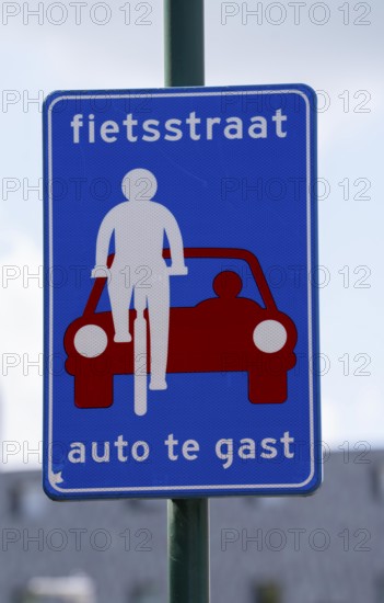 Cycling in the Dutch city of Houten, south of Utrecht, around 50, 000 people live here and work in the region, the traffic concept is consistently geared towards cycling, cars stay on the outskirts of the city districts, very well-developed cycling infrastructure, considered a model city in the Netherlands