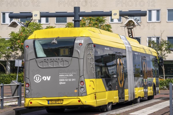 U-OV bus station at Utrecht-Lunetten railway station, electric bus, fast charging station via pantograph on the roof, direct connection of bus, train and cycle route, Netherlands