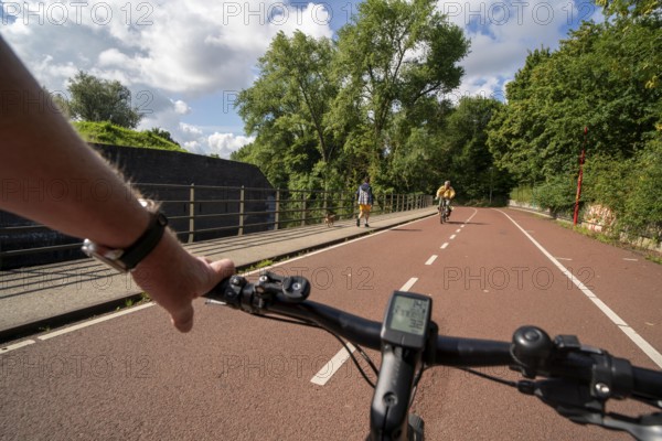 Cycling south of Utrecht, long-distance cycle path to Houten, around 50, 000 people live here and work in the region, the traffic concept is consistently geared towards cycling, cars remain on the outskirts of the city districts, very well-developed cycling infrastructure, considered a model city in the Netherlands, Utrecht