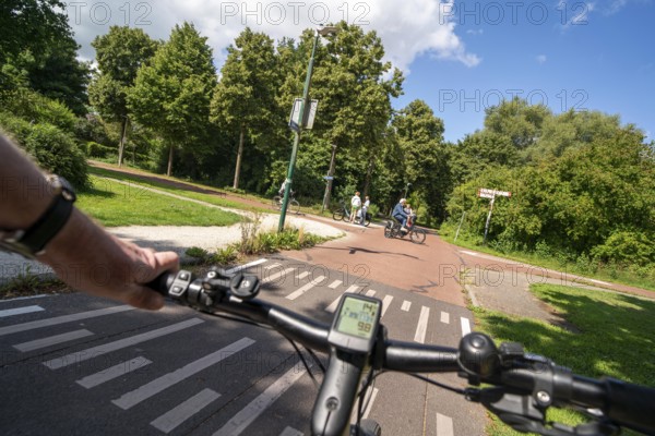 Cycling in the Dutch city of Houten, south of Utrecht, around 50, 000 people live here and work in the region, the traffic concept is consistently geared towards cycling, cars stay on the outskirts of the city districts, very well-developed cycling infrastructure, considered a model city in the Netherlands