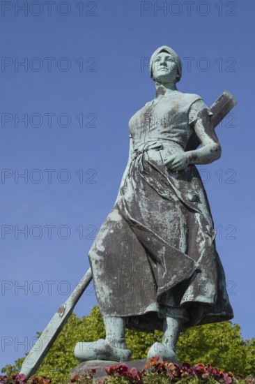 Tine Brunnen on the market square, Husum, North Frisia, North Sea, Schleswig-Holstein, Germany