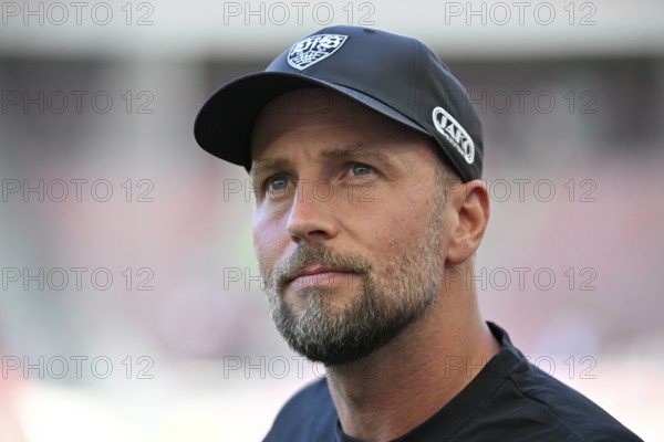 Coach Sebastian Hoeneß VfB Stuttgart Portrait MHPArena, JAKO Logo MHP Arena Stuttgart, Baden-Württemberg, Germany