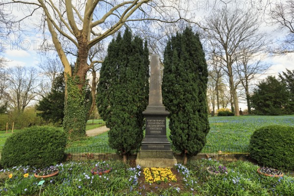 Scilla, blue stars in a meadow, gravestone, Lindener Bergfriedhof, monument protection, Lindener Berg, Linden, Hanover, Lower Saxony, Germany