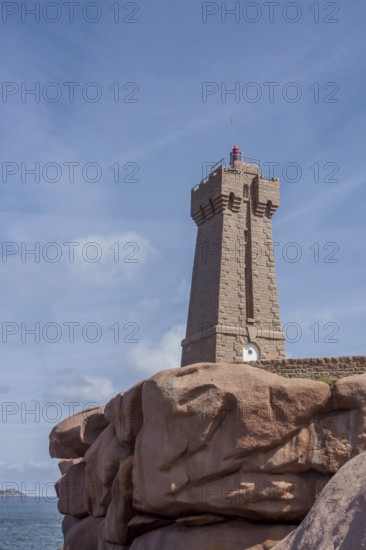 Phare de Ploumanac'h, officially: Phare de Mean Ruz, Côte de Granit Rose, Département Côtes-d'Armor, Brittany, France
