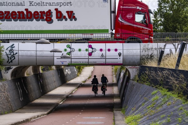 Rijnwaalpad long-distance cycle path, near the village of Elst, subway of the A15 motorway, wide cycle path, mostly crossing-free, 15.8 km long cycle path leads from Arnhem to Nijmegen on the Waal, Netherlands