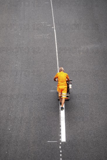 Rehabilitation of the A52 motorway near Essen, an 8 km long section between the Essen-Kettwig junction and the Essen-Ost motorway junction was completely rehabilitated over a period of 9 years, 6 lanes, new drainage pipes, carriageway, bridges, noise barriers, traffic facilities, here the last section, in the direction of Düsseldorf, new carriageway surface, laying of porous asphalt, whispering asphalt, marking work on the new carriageway, at the Essen-Rüttenscheid junction, North Rhine-Westphalia, Germany