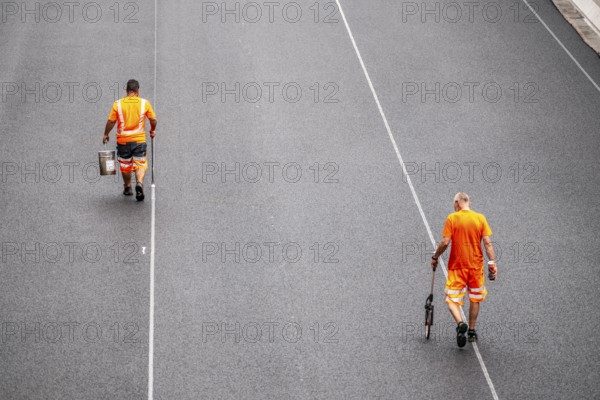 Rehabilitation of the A52 motorway near Essen, an 8 km long section between the Essen-Kettwig junction and the Essen-Ost motorway junction was completely rehabilitated over a period of 9 years, 6 lanes, new drainage pipes, carriageway, bridges, noise barriers, traffic facilities, here the last section, in the direction of Düsseldorf, new carriageway surface, laying of porous asphalt, whispering asphalt, marking work on the new carriageway, at the Essen-Rüttenscheid junction, North Rhine-Westphalia, Germany