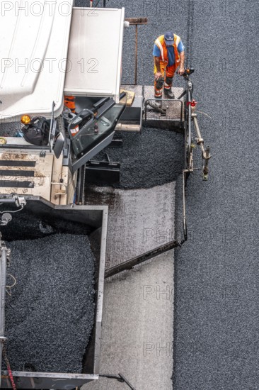 Rehabilitation of the A52 motorway near Essen, an 8 km long section between the Essen-Kettwig junction and the Essen-Ost motorway junction was completely renovated over a period of 9 years, 6 lanes, new drainage pipes, carriageway, bridges, noise barriers, traffic facilities, here the last section, direction Düsseldorf, new carriageway surface, laying of porous asphalt, asphalt paver applies the whispering asphalt, at the Essen-Rüttenscheid junction, North Rhine-Westphalia, Germany