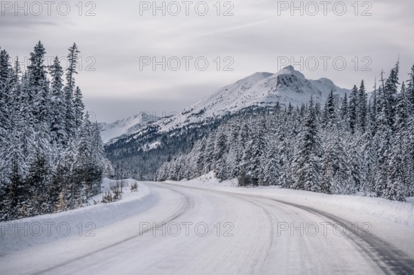 Winter road trip on the Icefields Parkway with lots of snow and ice, Banff National Park, Jasper National Park, Alberta, Canada