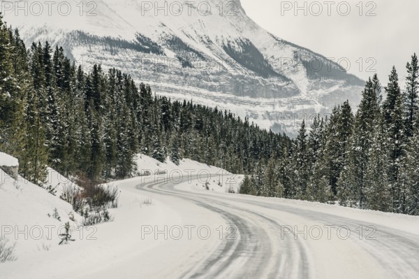 Winter road trip on the Icefields Parkway with lots of snow and ice, Banff National Park, Jasper National Park, Alberta, Canada